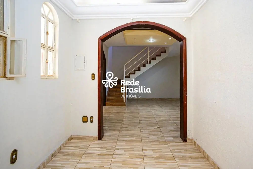 Quadra 37 - Gama Apresentamos este amplo sobrado na Quadra 37 do Gama, ideal par...