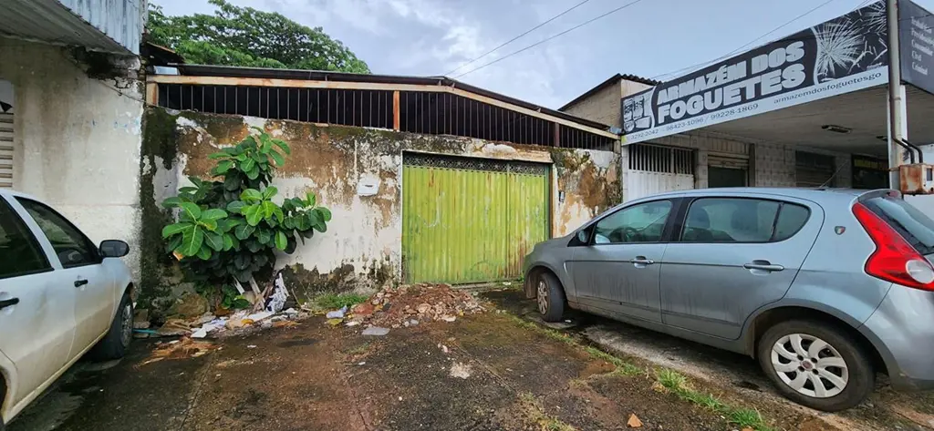 O imóvel é uma casa localizada na Avenida Nazareno Roriz, próximo a COMURG; exce...