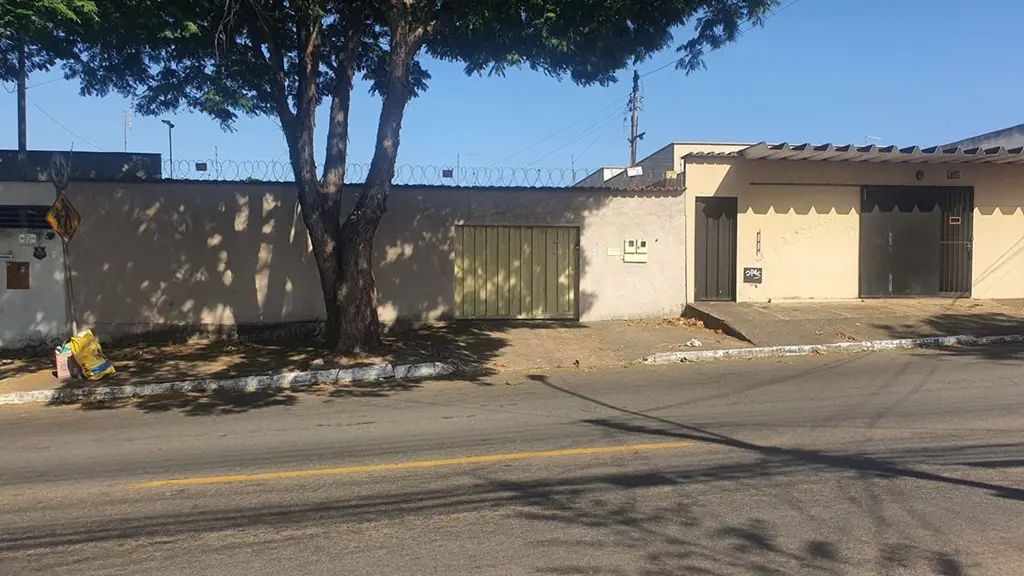 O imóvel é uma casa no Setor Leste Universitário, continuação da Avenida 10, opç...