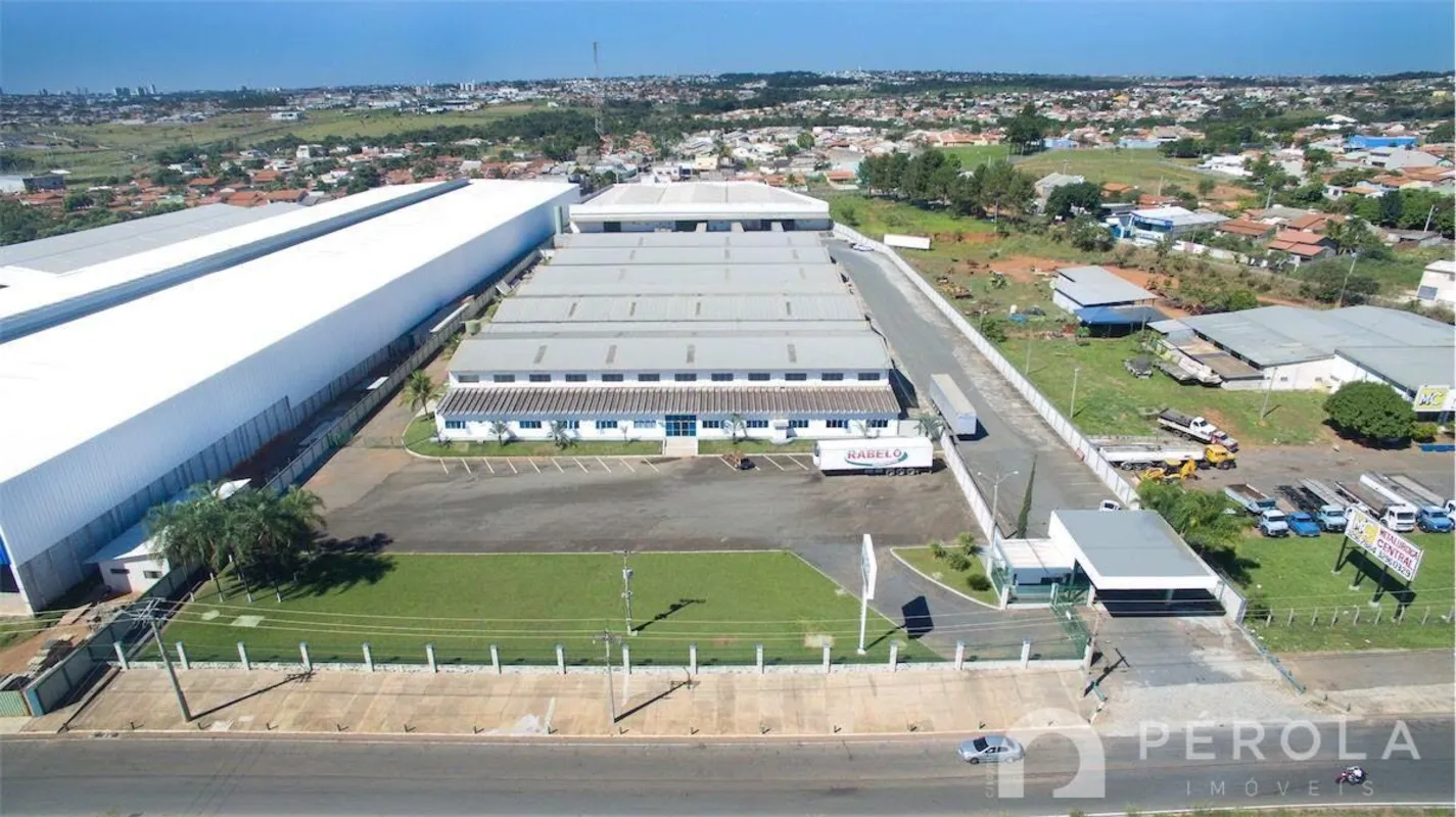 Galpão comercial com doca medindo 1.400 m², com pé direito de 6 metros, piso ref...