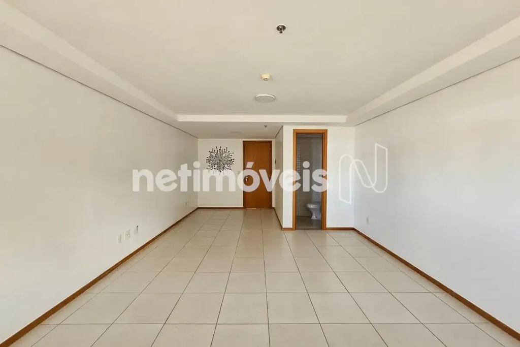 ALUGA-SE SALA COMERCIAL NO EDIFÍCIO OFFICE TOWER. Área privativa de 31,06 m², co...