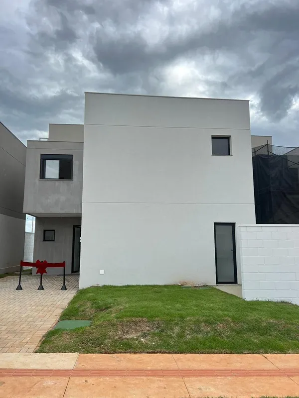 Casa á venda com 150,00m², localizada no Jardins Berlim, contendo 04 quartos, 04...