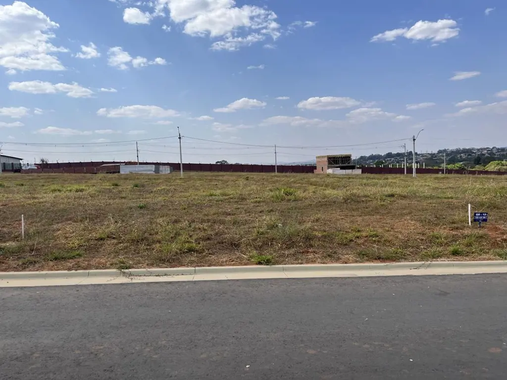 Lote no Jardim Versalhes em Aparecida de Goiânia com 211,20 m² em lote PLANO e e...