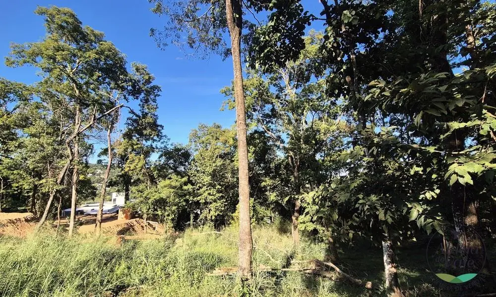 Terreno em declive, localizado no lado alto do condomínio, com linda vista em ru...