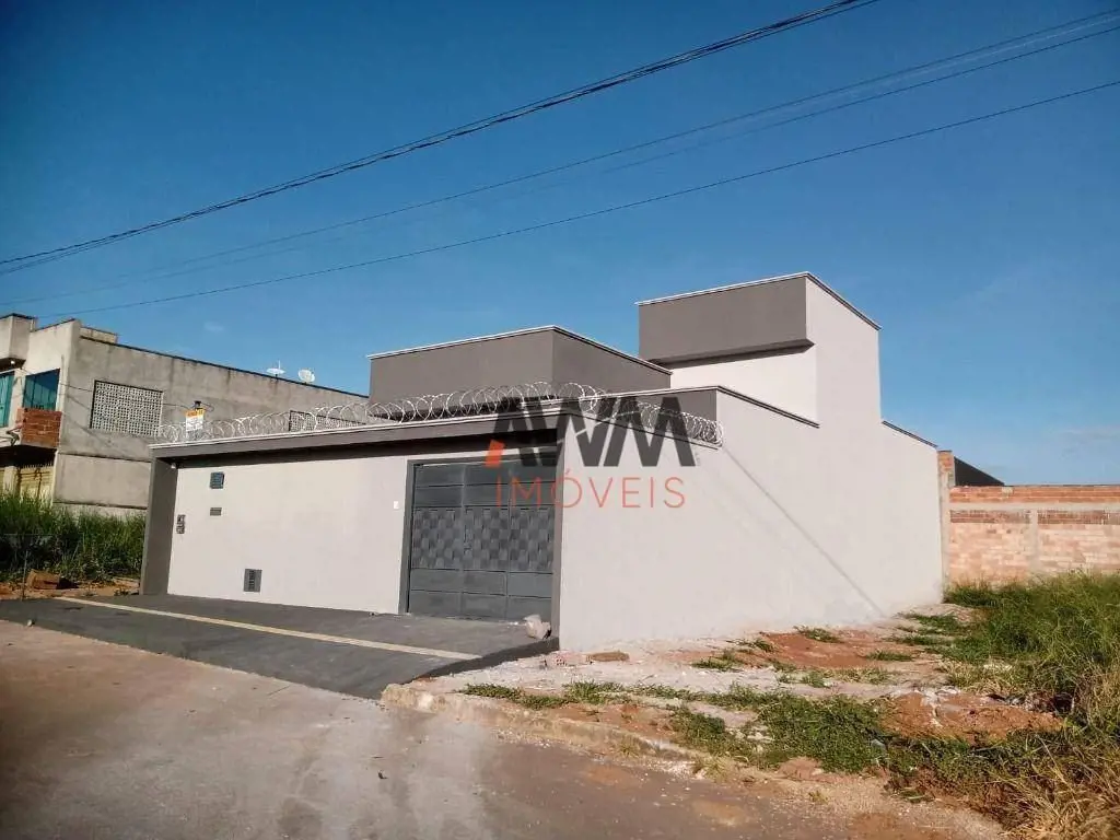 Casa a venda no setor Recanto das Emas, com 200m² de terreno, sendo 140m²de cons...