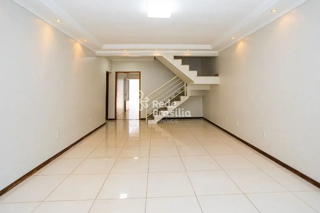 TH32623 - SHIGS 715, casa de 04 quartos sendo 02 suítes, 276m². Agende sua visit...