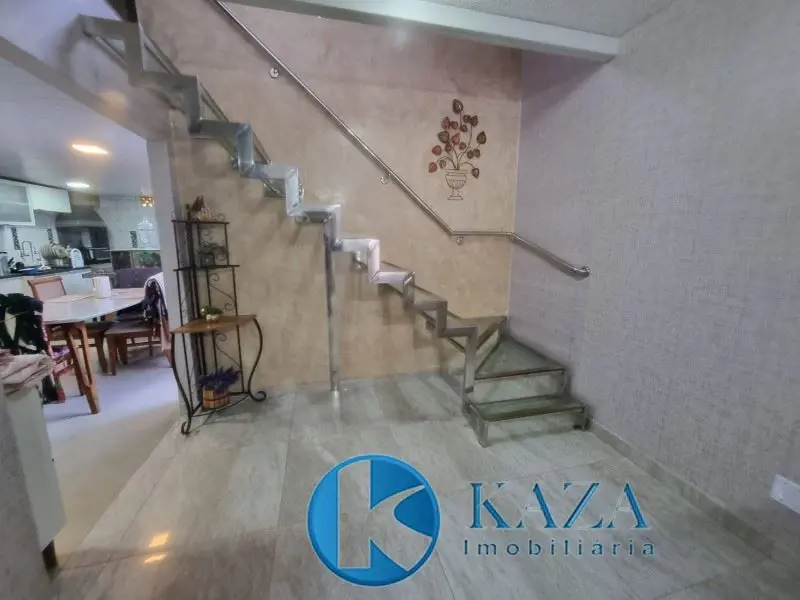 Essa casa sobrado vai além do que você imagina. São 3 quartos, sendo uma suíte m...