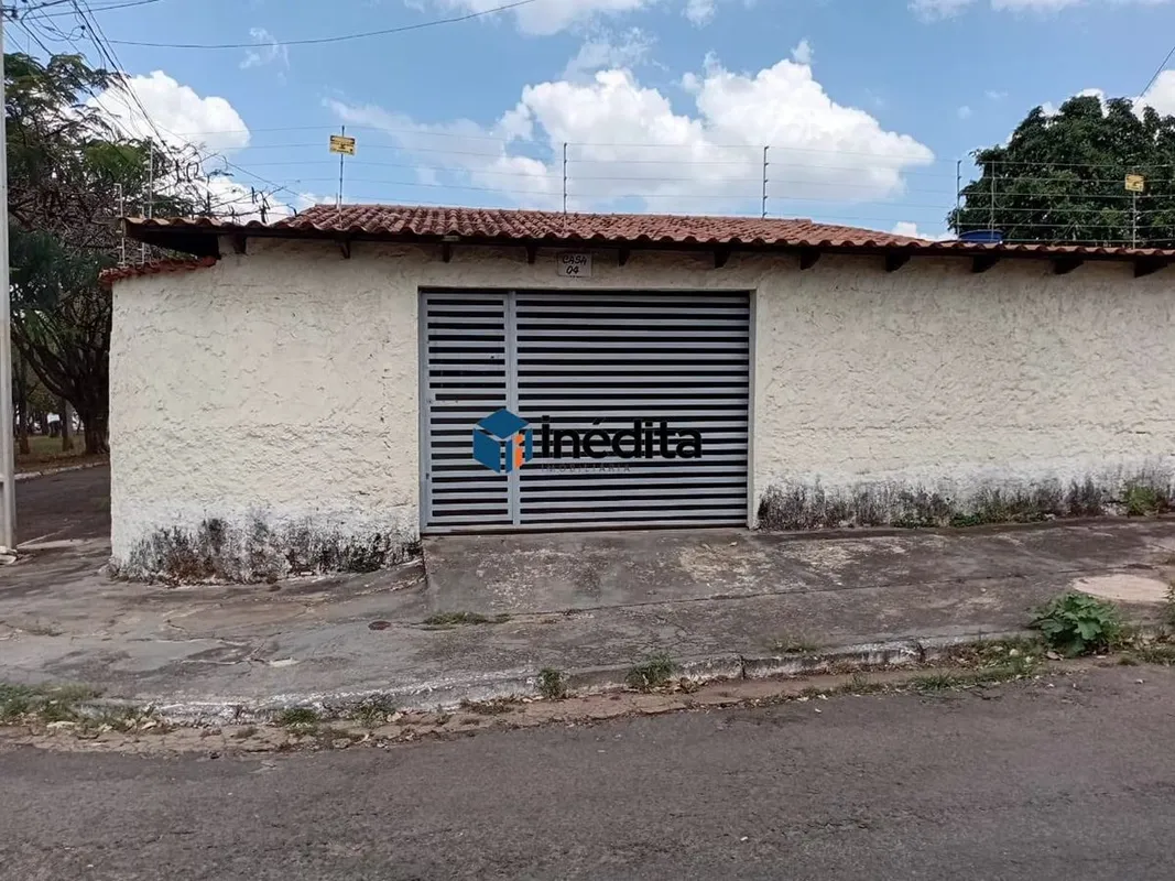 LOCALIZAÇÃO:Excelente casa localizada no Setor Itatiaia, próxima à Universidade ...