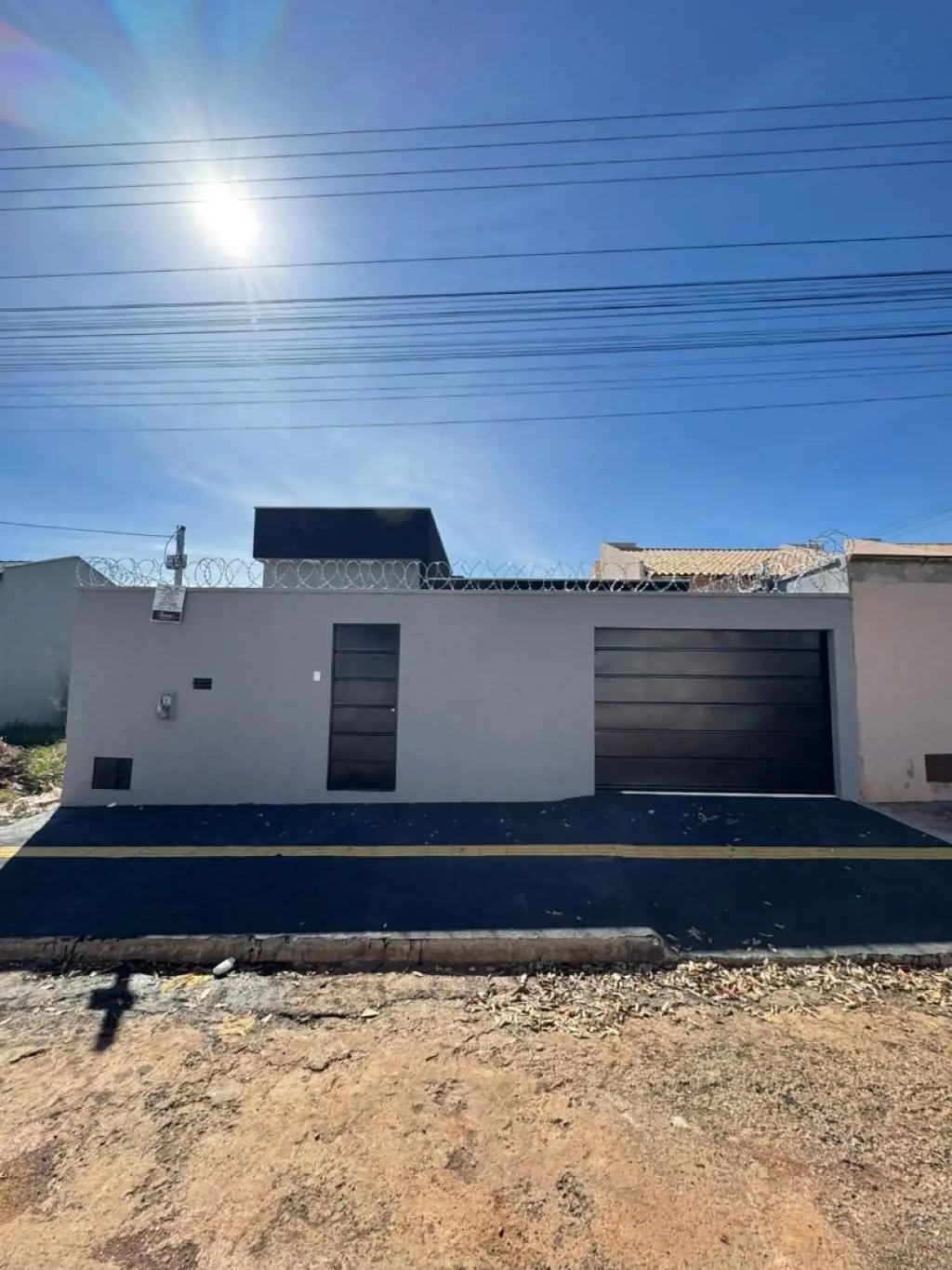 Casa á venda com 110,00m² em Goianira, com 03 quartos e 04 vagas de garagem, pró...