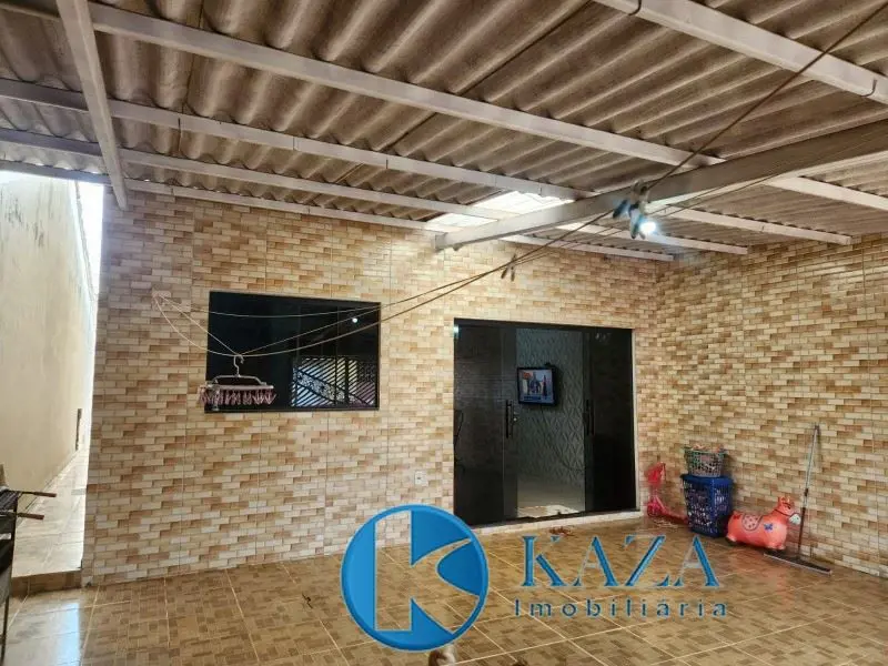 Casa de 02 quartos, quintal amplo parcialmente coberto e na cerâmica, garagem co...