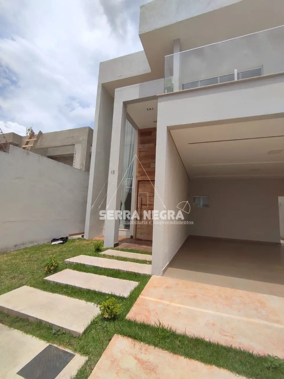 Ótima casa estilo contemporâneo: 4 suítes Semi-mobiliadaPrimeiro pavimento:Sala ...