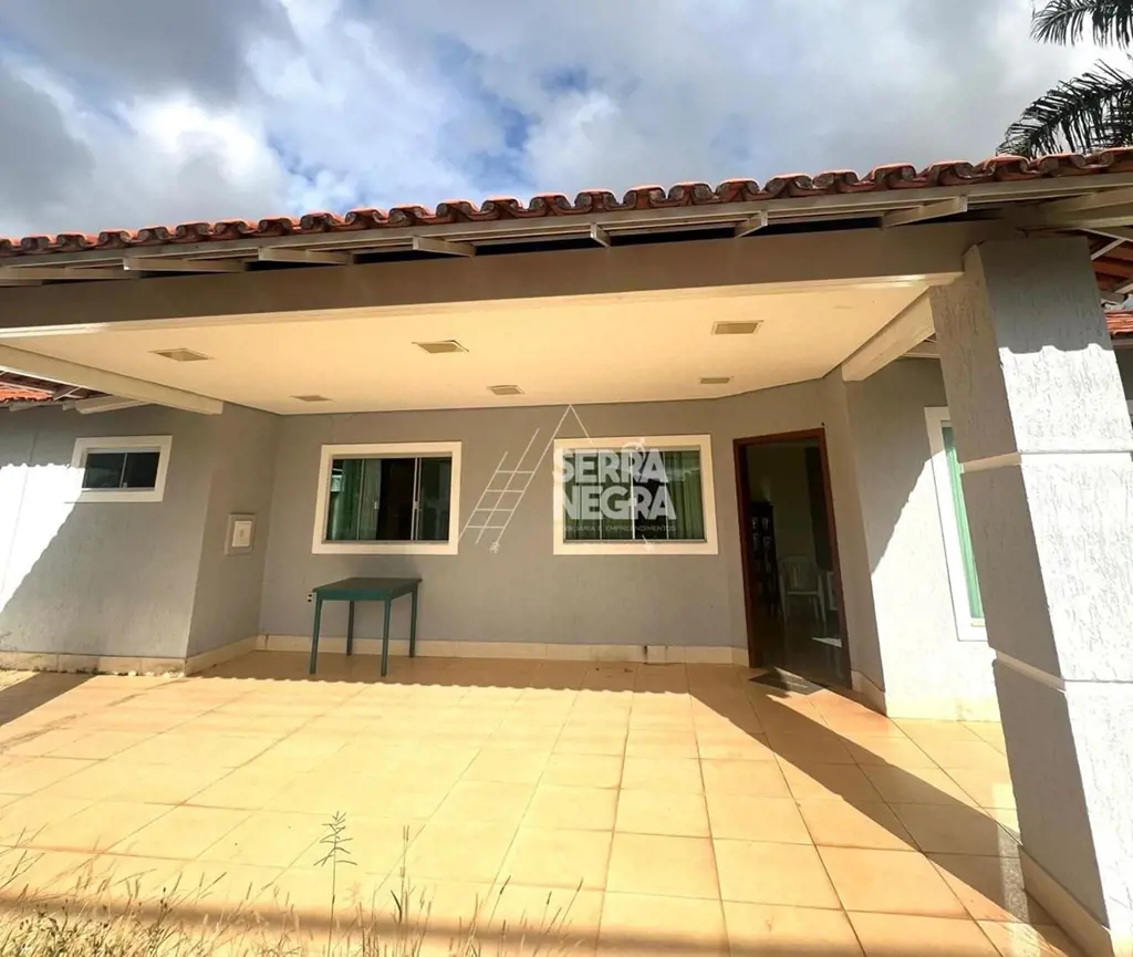 Casa Padrão com 04 quartos, sendo 01 suite - em condomínio fechadoÁrea construíd...