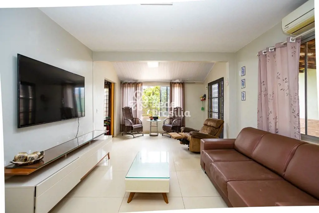 Colônia Agrícola Águas Claras | Casa térrea com 3 quartos - sendo 2 suítes - áre...