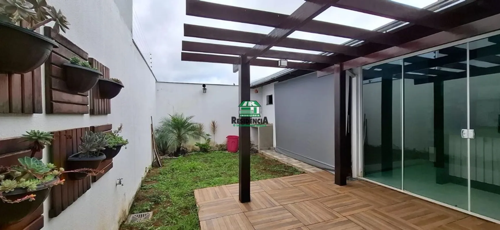 Casa contendo:- 02 quartos sendo 1 suíte- 02 banheiros sendo 1 externo- Sala de ...