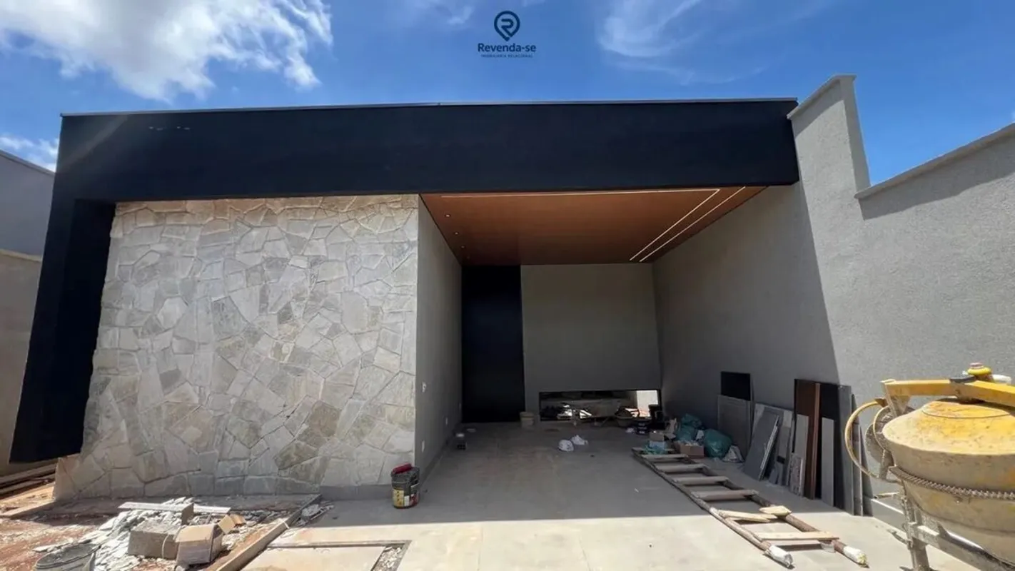 TAMANHO DO LOTE: 284m2 ÁREA CONSTRUIDA OU ÁREA DE VASSOURA 154,41 m. 1 SUÍTES PL...