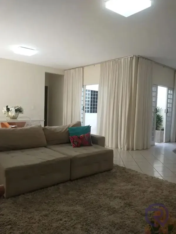 Linda Casa Residencial, fica de contra esquina, com 04 quartos, espaçosa e areja...