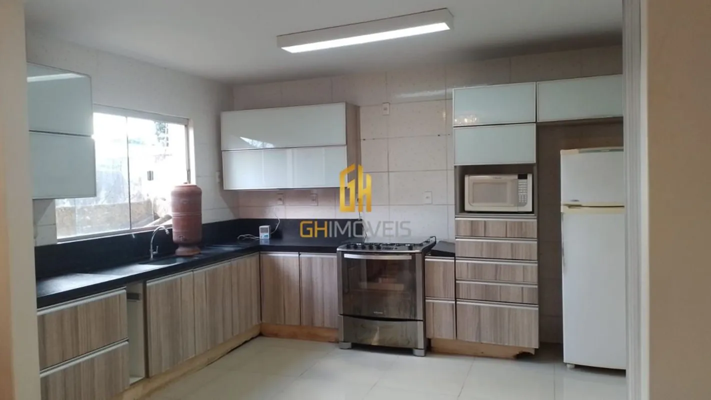 CA1426Casa com 3 quartos no Jardim América, com 520m² de área total e 269m² de á...