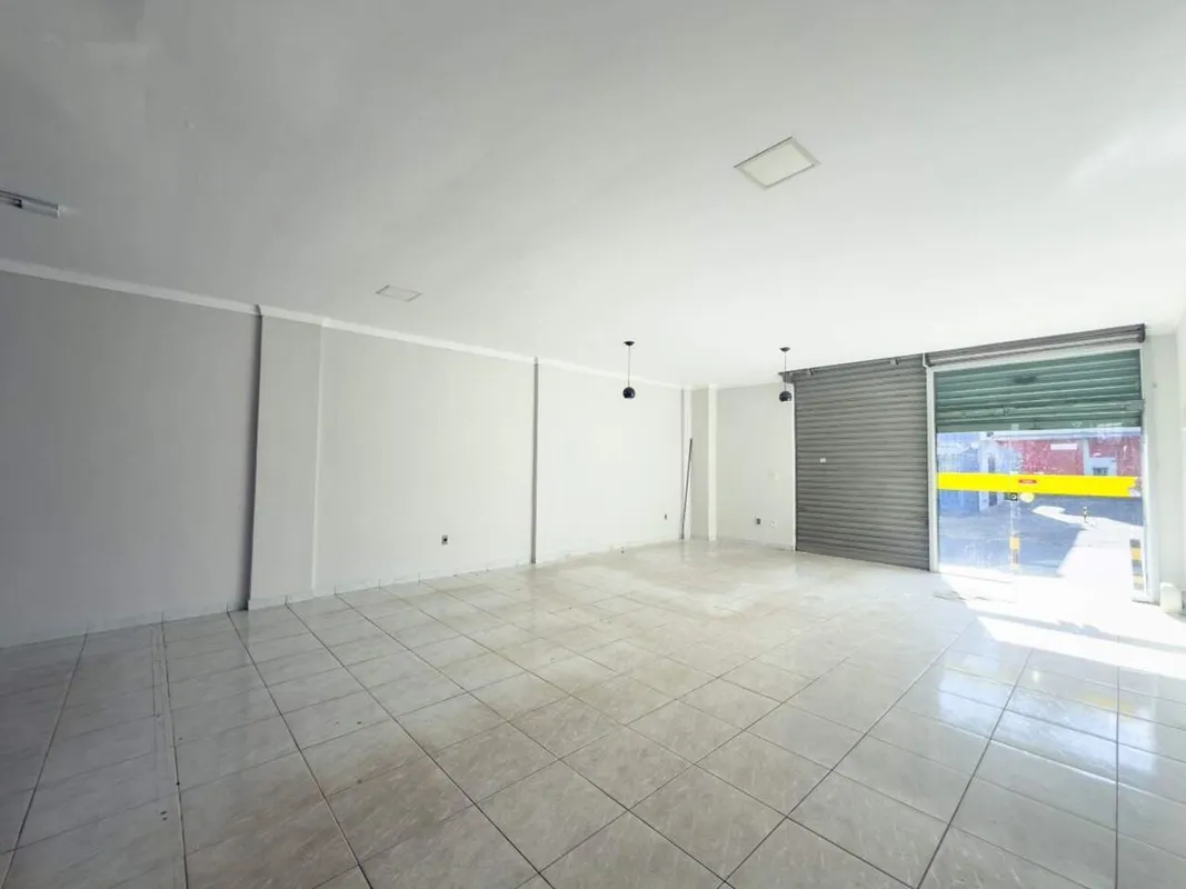 Apresentamos uma excelente oportunidade comercial localizada na QNN 1, uma das q...