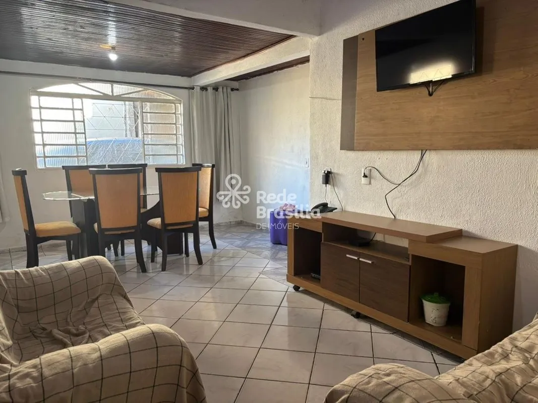 Quadra 6 | Casa com 3 kitnets 3 Quartos, 3 Banheiros e 4 Vagas de Garagem - Vice...