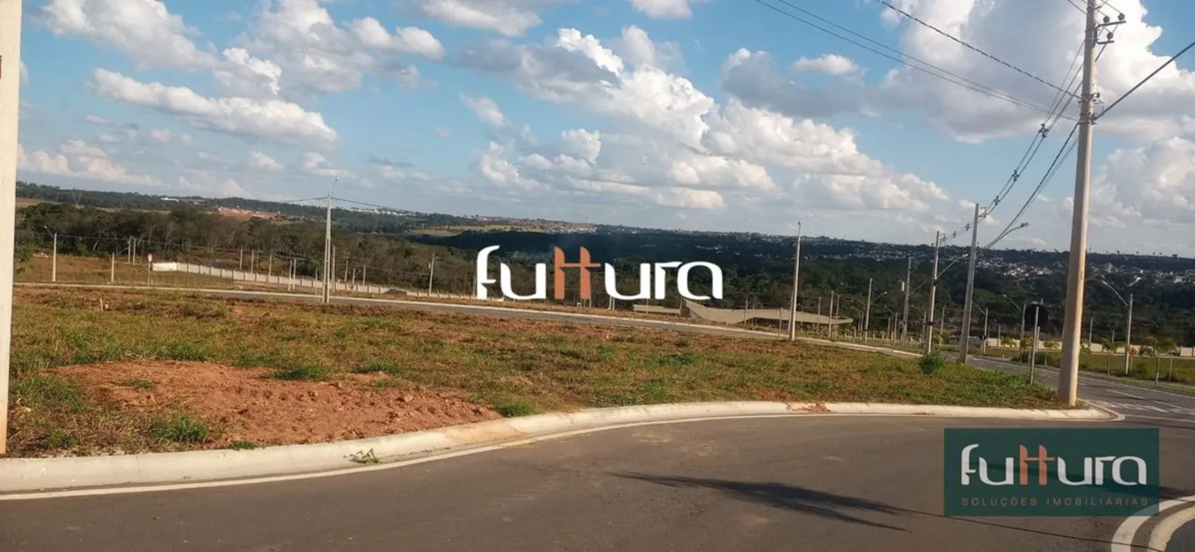 LOTE NO CONDOMÍNIO VINHAS FLAMBOYANT.Localizado na parte alta do Condomínio Vinh...