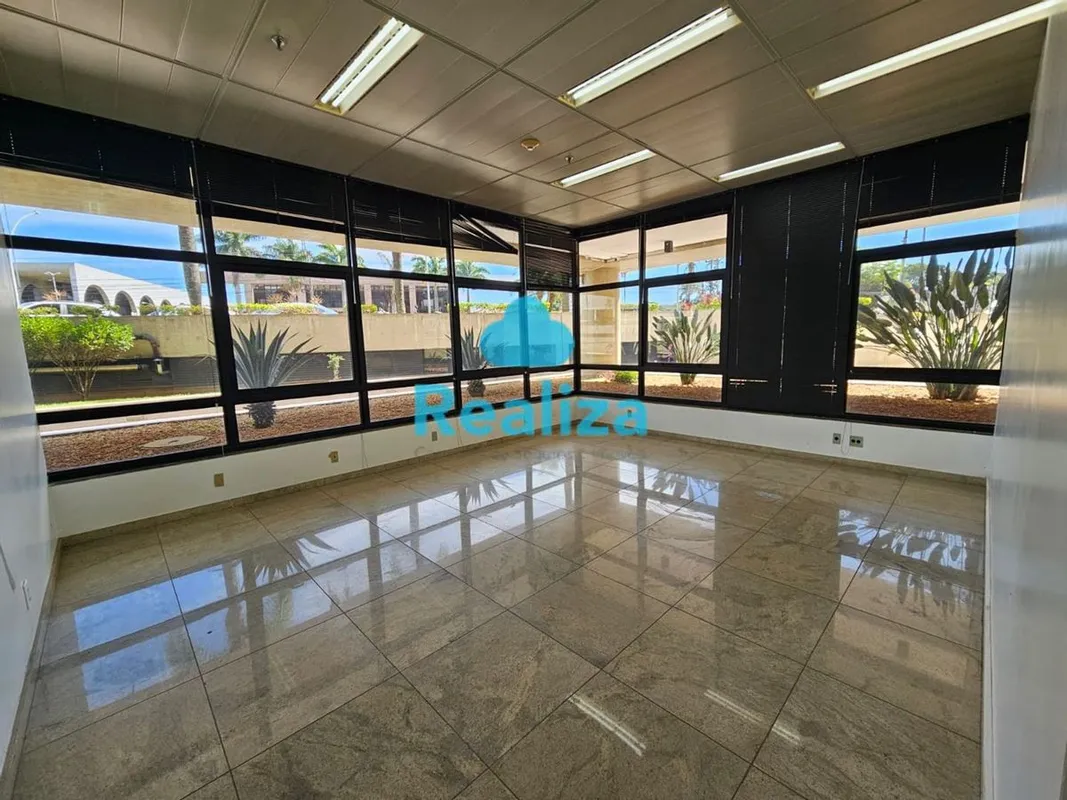 Lojas no térreo que podem ser integralizadas em vão livre para locação com 01 va...