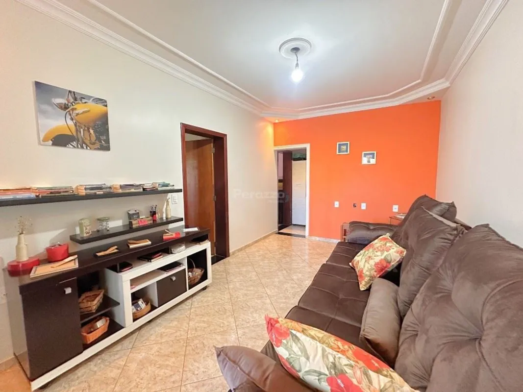 Imóvel com casa e dois apartamentos no Setor Residencial Oeste - São SebastiãoR$...