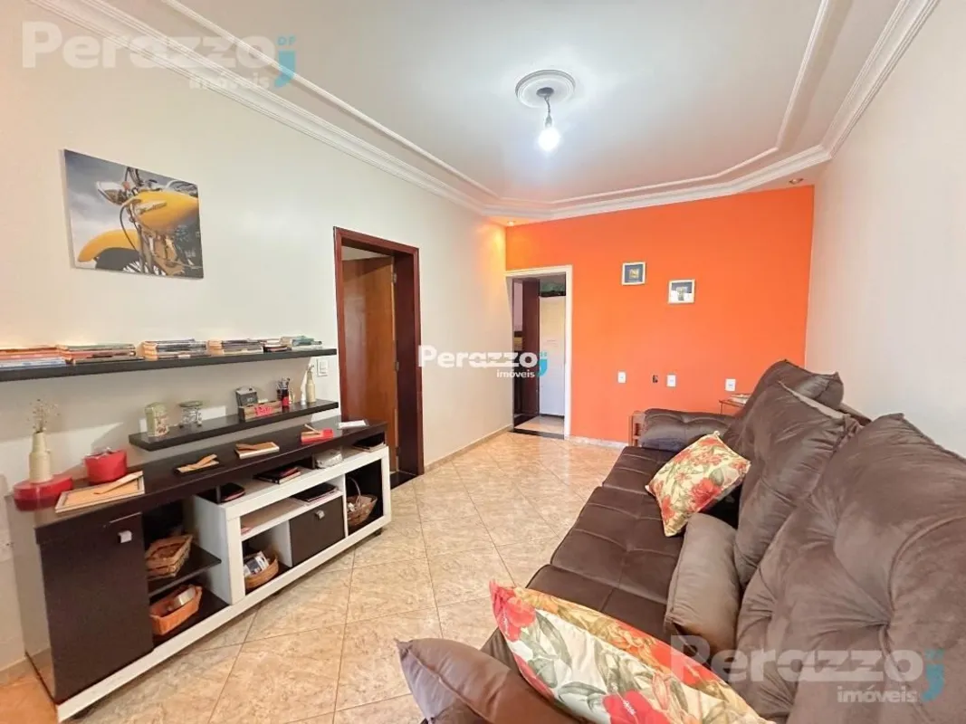 Imóvel com casa e dois apartamentos no Setor Residencial Oeste - São SebastiãoR$...