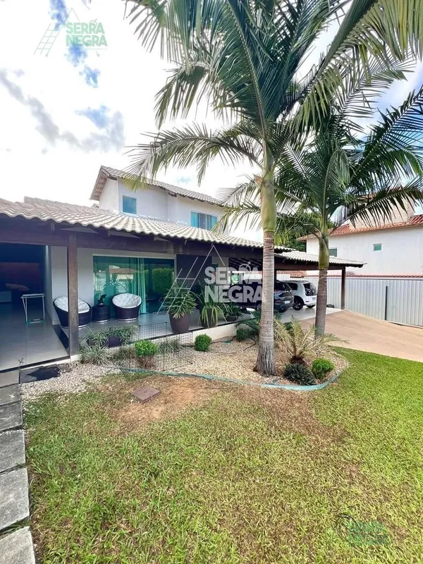- Lote: 784,72m²- Área construída: 230m²- Piso porcelanato - Varanda aconchegant...
