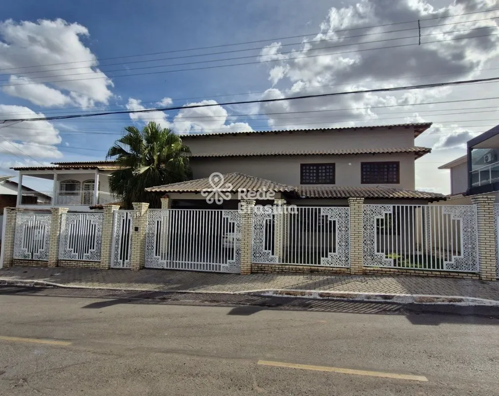 Descubra esta espaçosa casa em condomínio fechado, em Vicente Pires na Rua 6, lo...
