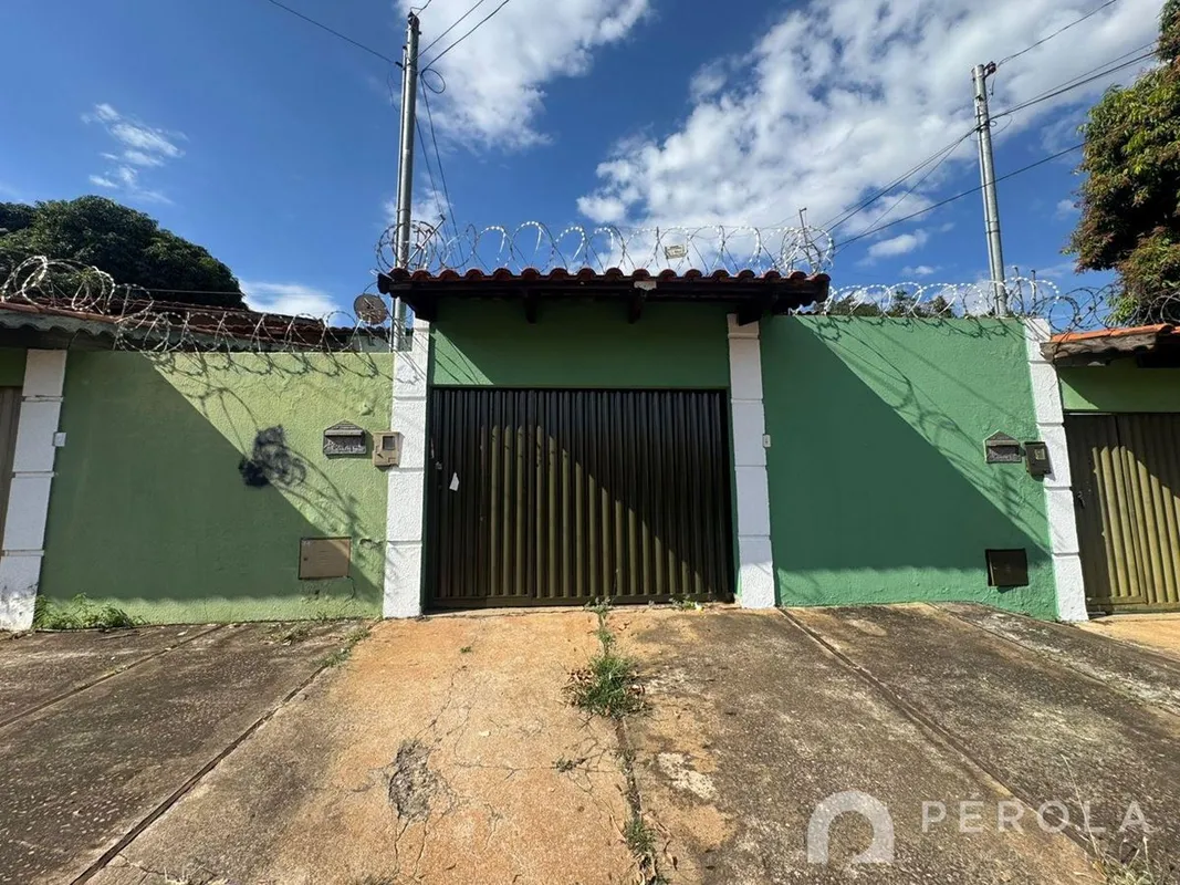 Casa geminada com dois quartos, sala, banheiro social, cozinha e área de serviço...