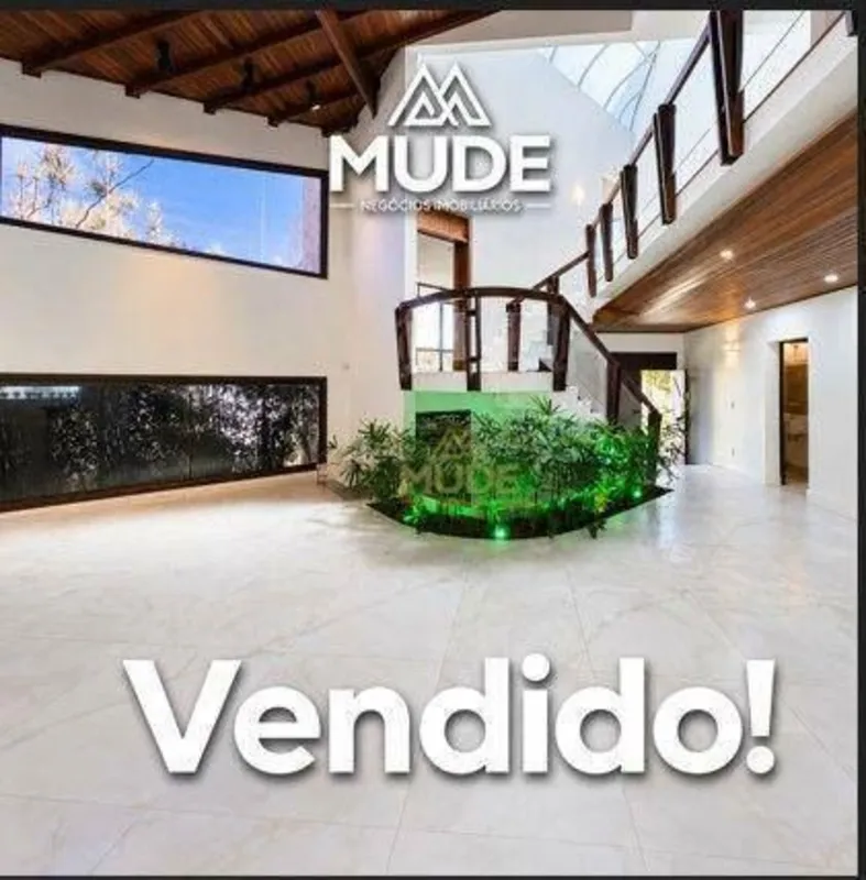 Magnífica casa , alto padrão , com 1.200m² com detalhes em mármore piso em porce...