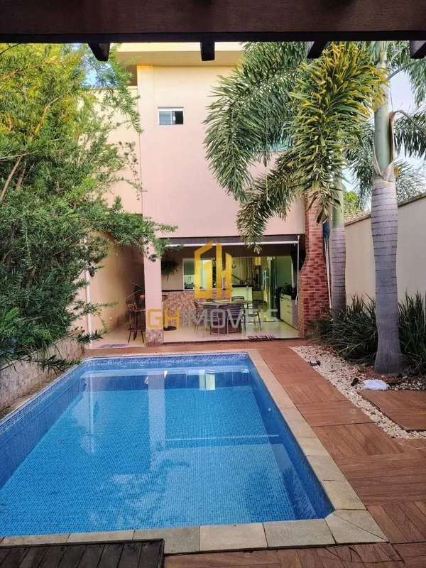 SO0359Lindo sobrado com 3 quartos sendo 1 suíte e piscina localizado no St Faiça...