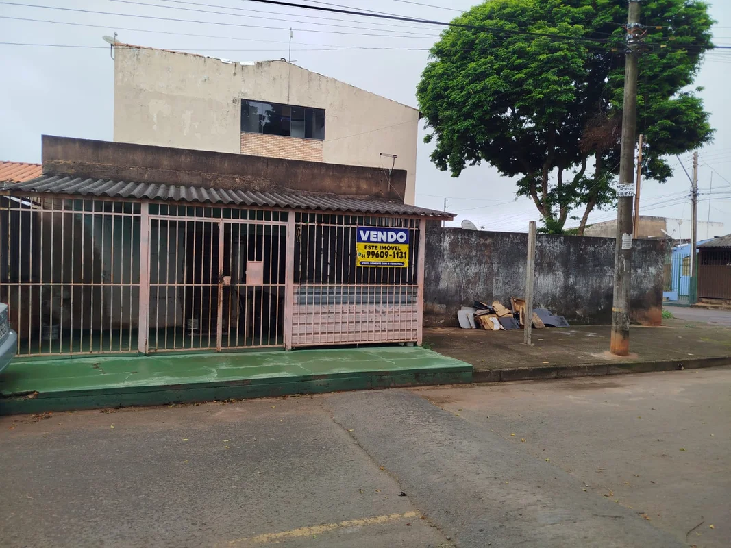 Excelente Lote de esquina com duas casas, na Quadra 310 do Recanto das Emas -DF....