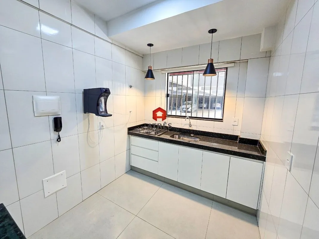 Apartamento com aproximadamente 33m² composto de: sala de estar, cozinha com arm...