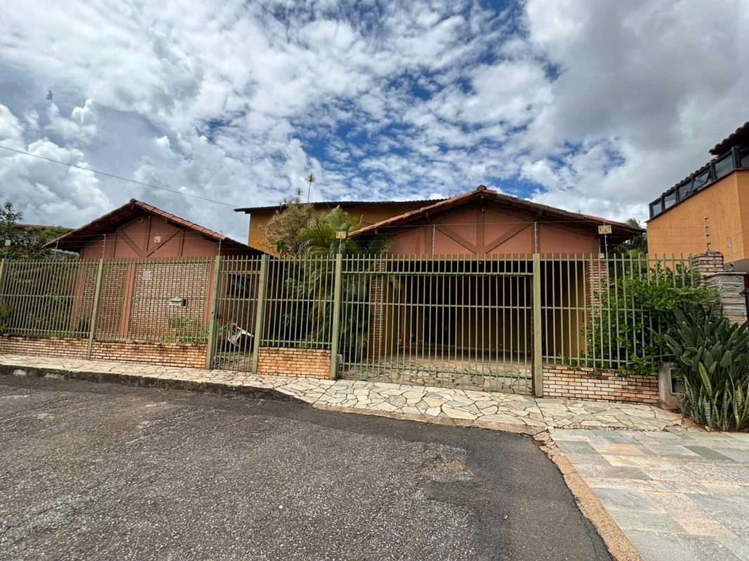 VENDO CASA NO LAGO NORTEQI 07 Casa no final da quadra, com dois pavimentos. área...