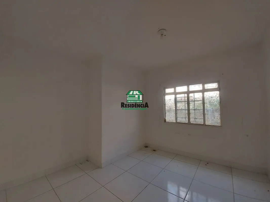 Casa contendo: 03 quartos, hall de circulação, banheiro social, área de serviço,...