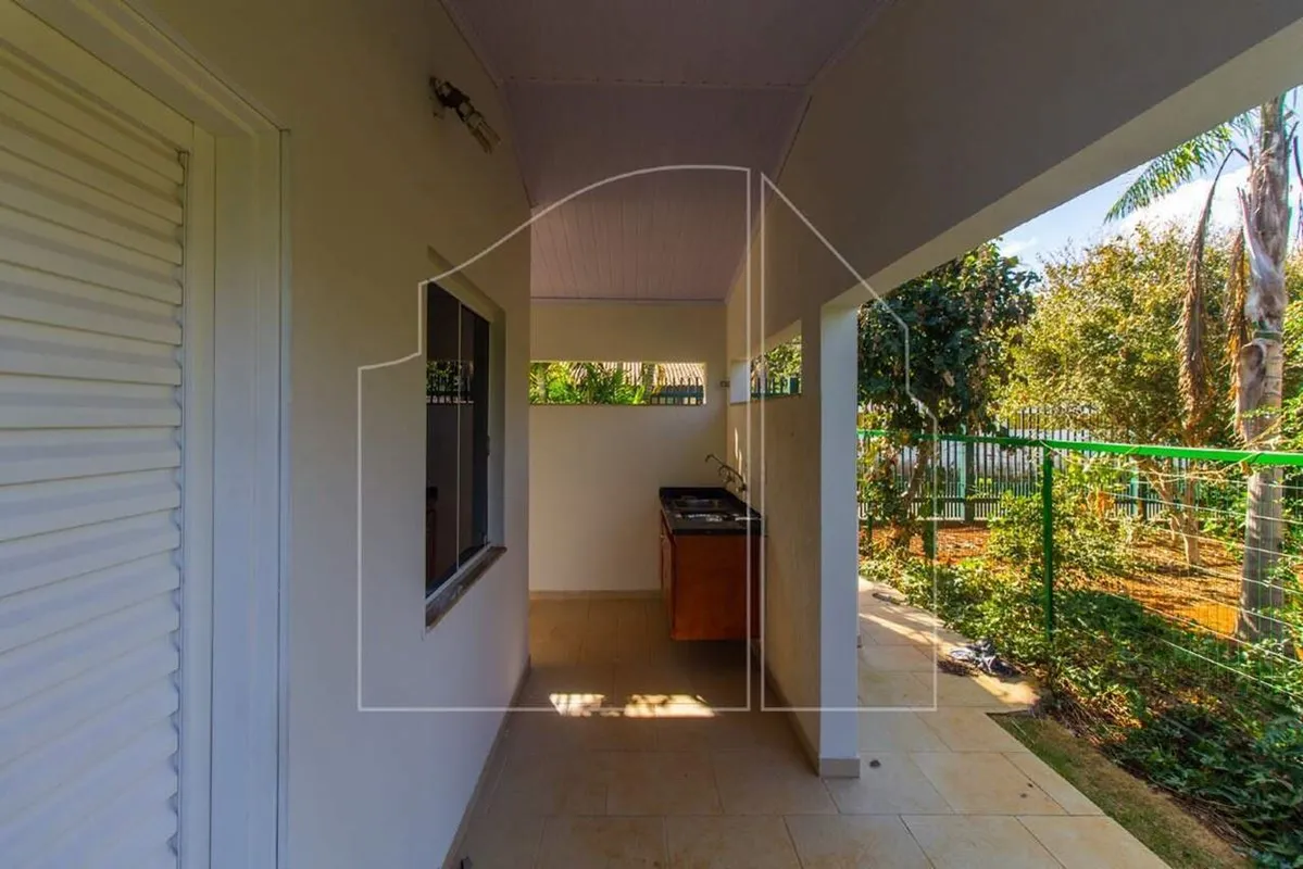 DALL'OCA IMÓVEIS VENDE Ótima casa térrea com subsolo, bem arejada, com piso em p...