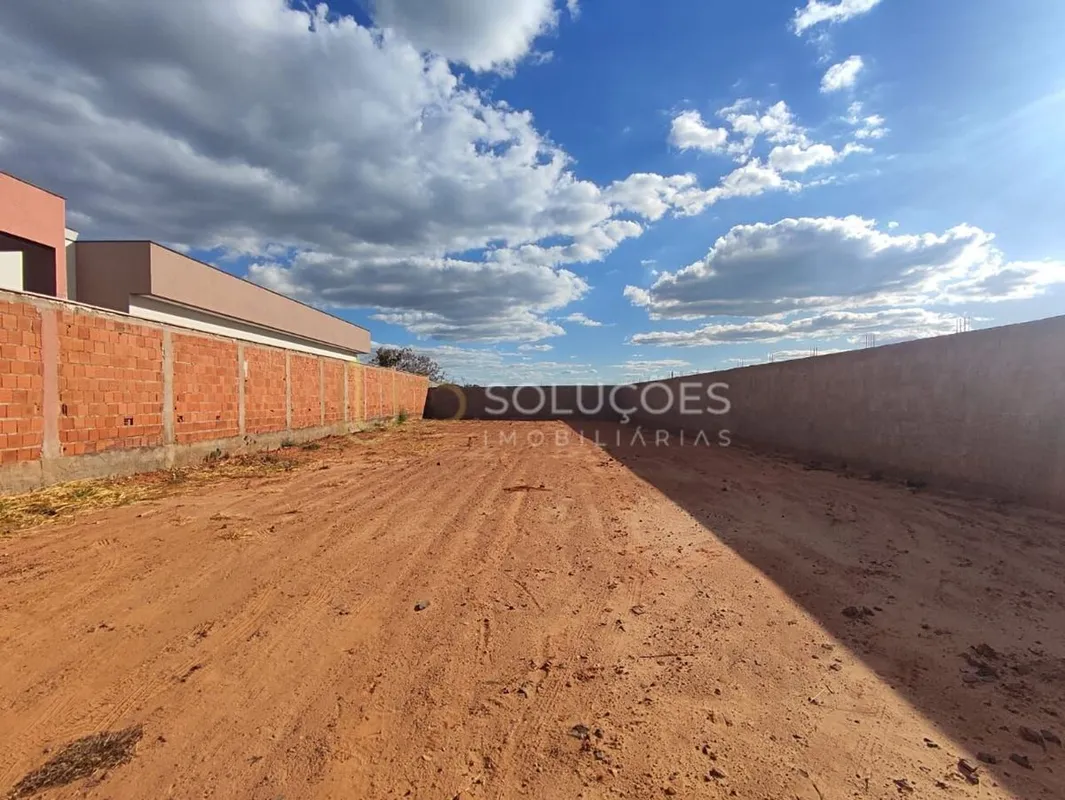 Oportunidade! Vendo quase plano ja murado, próximo a portaria e bem localizado.L...