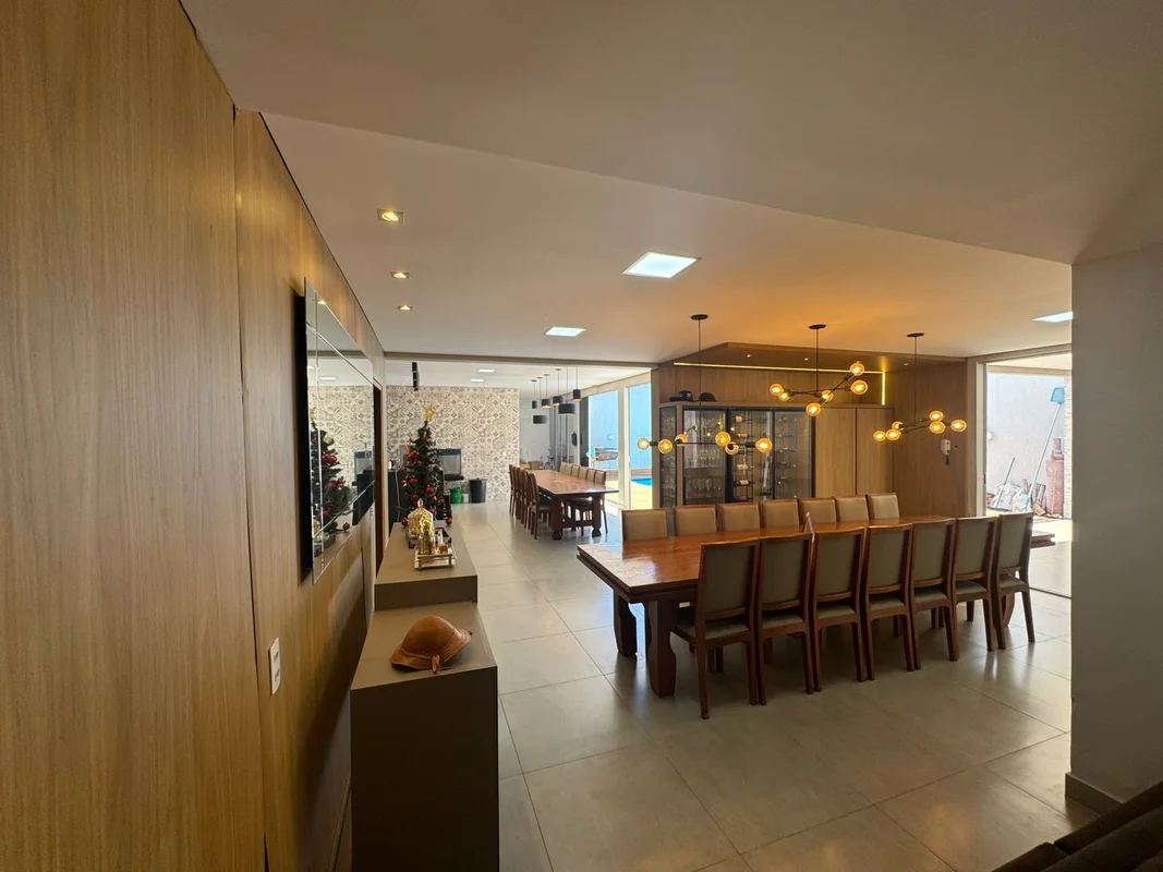 Descubra esta elegante casa sobrado na Rua J 17, no SETOR JAO, em Goiânia. Com u...