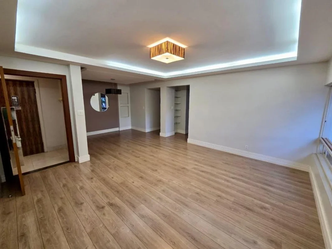 Conquiste seu novo lar na vibrante ASA SUL, em Brasília, DF. Este apartamento pa...