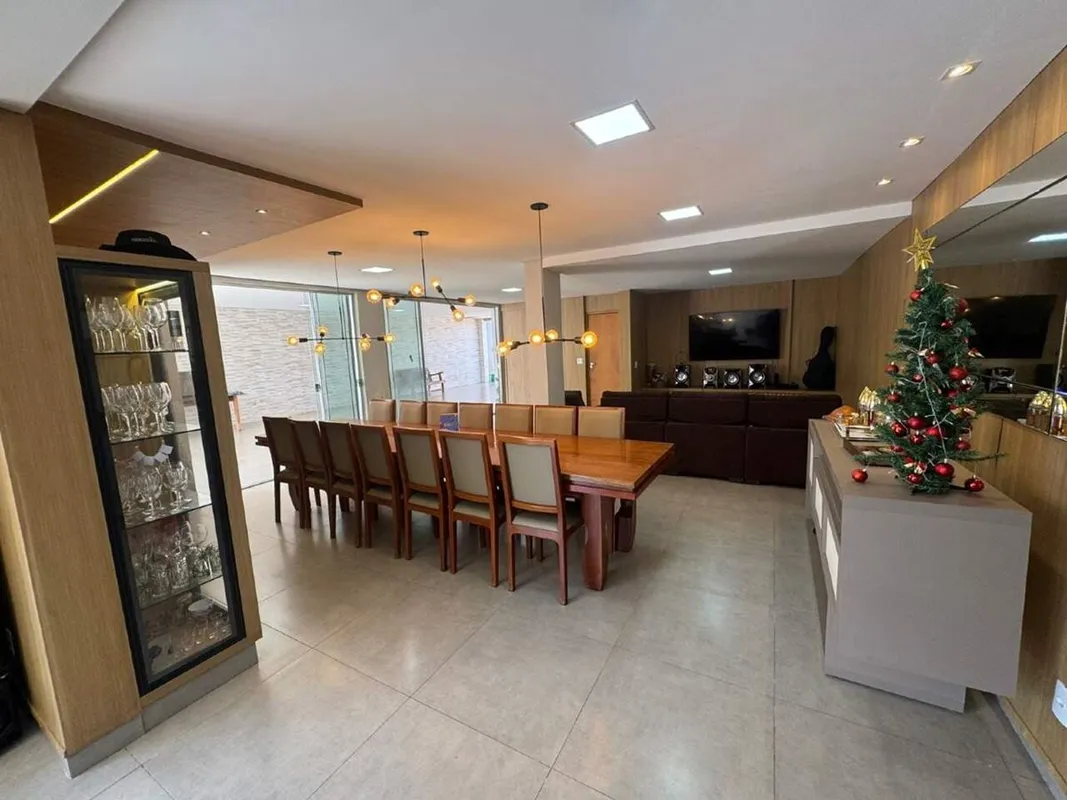 Casa Alto Padrão - Setor JaóCasa de 312m² 4 quartos 4 suítes, 5 banheiros, 4 vag...