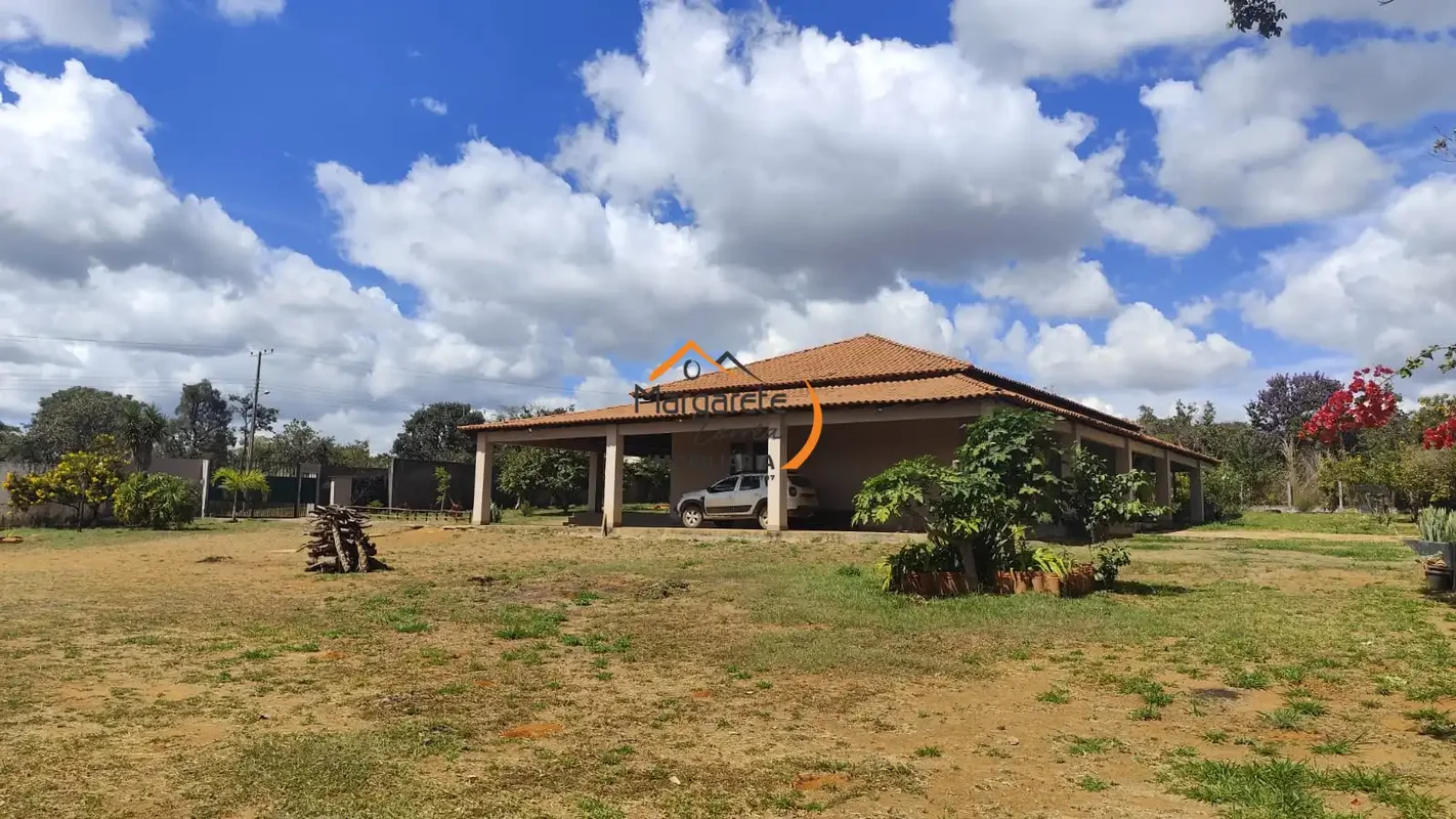 Imobiliária Margarete Corrêa vende excelente casa de 4 suítes em chácara no Estâ...