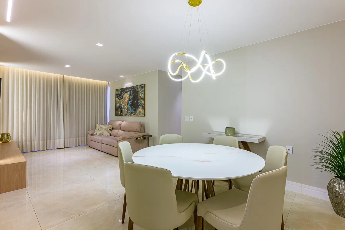 Apresentamos lindo apartamento mobiliado.103m2 privativos.3 quartos sendo 1 suít...