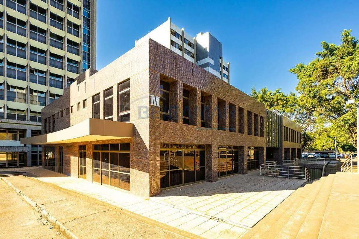 Este prédio comercial está localizado em um ponto estratégico de Brasília e está...