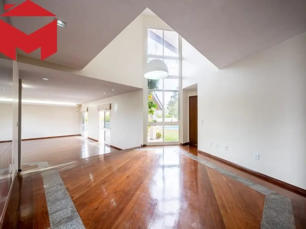 Casa dois pavimentos, área externa com varanda, piscina e churrasqueira. Área co...