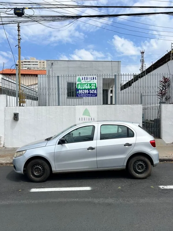 5 salas, 2 banheiros, copa, depósito e área de serviço. Quintal 2 entradas indep...