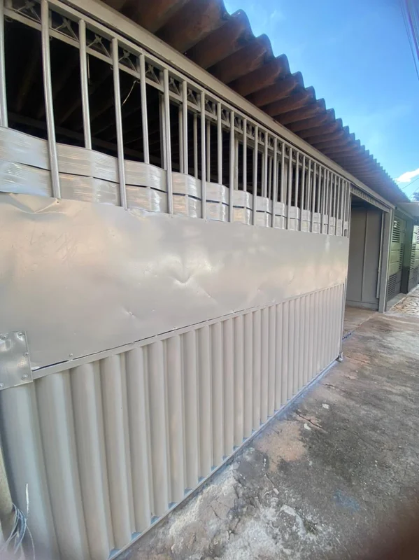 VENDE-SE UMA CASA COM 2 MORADIAS NA QR 121 SAMAMBAIA!1º CASA Possui: 2 quartos s...