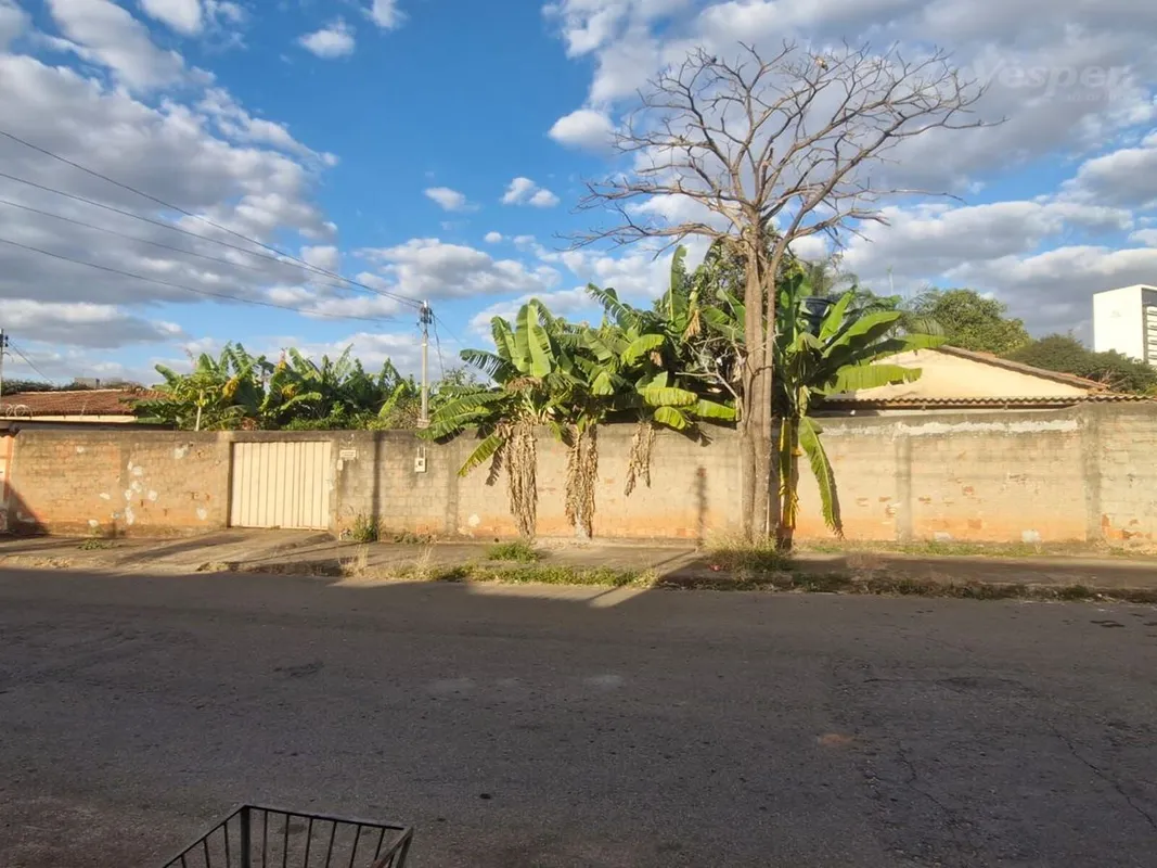 Área com 1.343m² composta por 3 lotes juntos (10 a 12), situada na Rua Iponeia n...