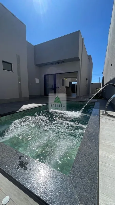 Casa em localização privilegiada, na avenida principal do Bairro Jibran, com uma...