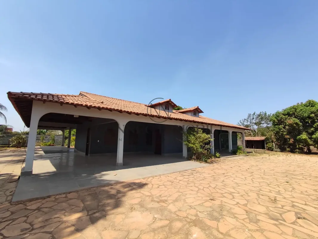 CASA À VENDA NO PARK WAY | 6 QUARTOS Descubra o conforto e a praticidade de mora...